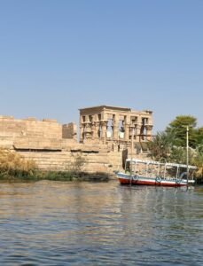 What is the difference between a dahabiya cruise and a felucca?